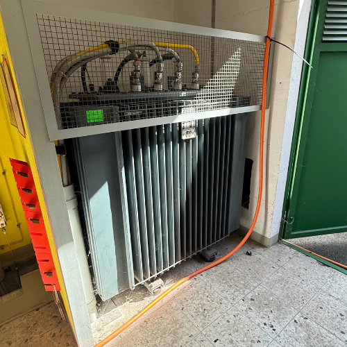 Transformateur électrique poussiéreux avant travaux de nettoyage cryogénique