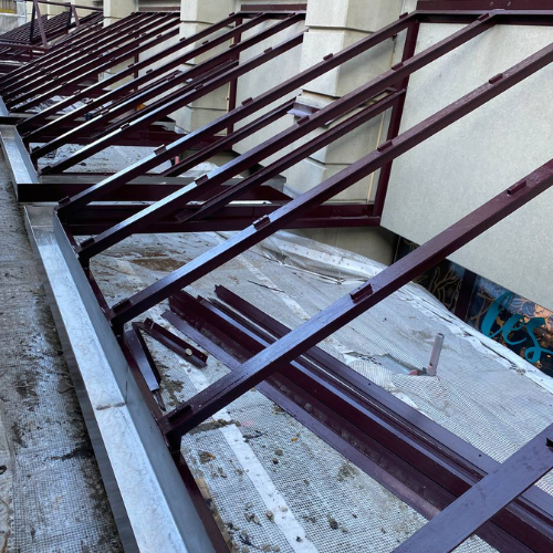 Structure métallique après nettoyage cryogénique et traitement en peinture anticorrosion 