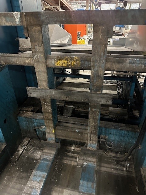 État initial encrassé d'un basculeur postal avant nettoyage cryogénique industriel.